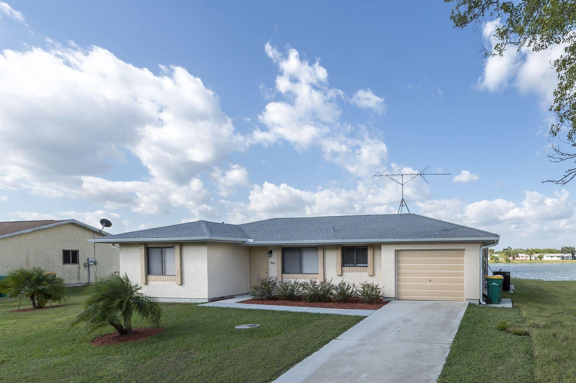 Lilsis By The Lake Port Charlotte Exterior photo
